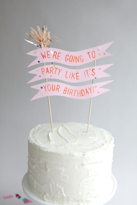 おしゃれな飾り付けアイデアのお誕生日ケーキ写真