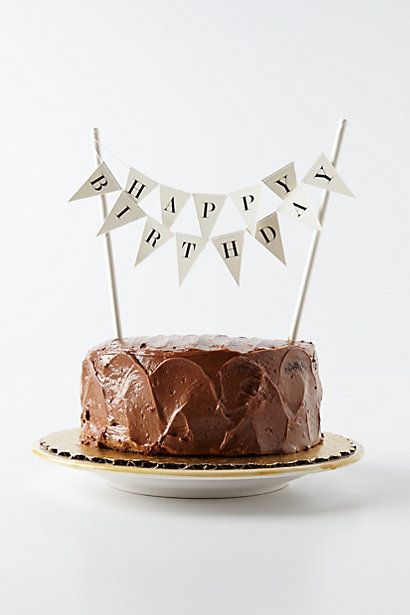 パーティーフラッグで飾り付けしたお誕生日ケーキ写真