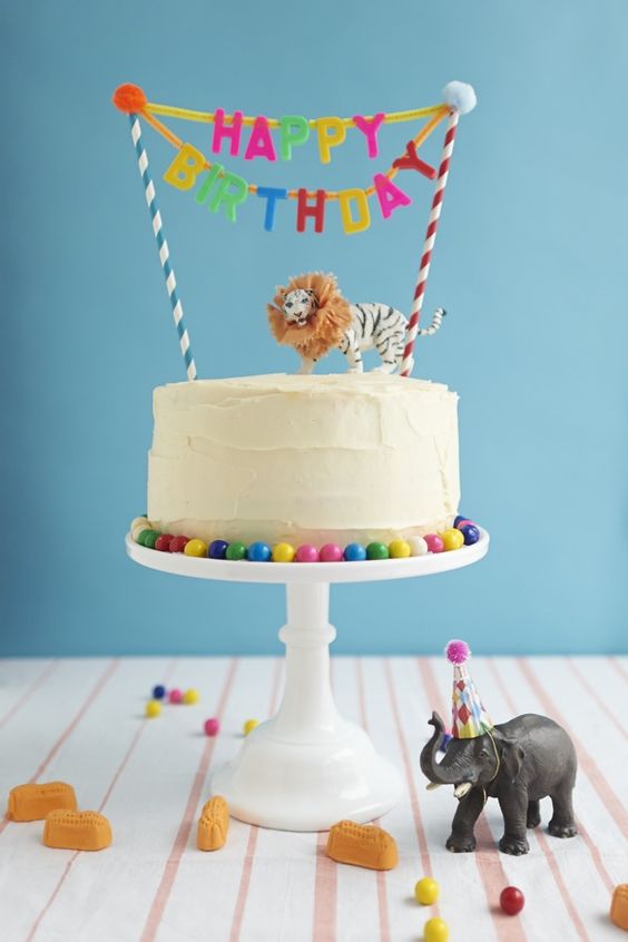 パーティーアニマルでデコッたお誕生日ケーキ写真