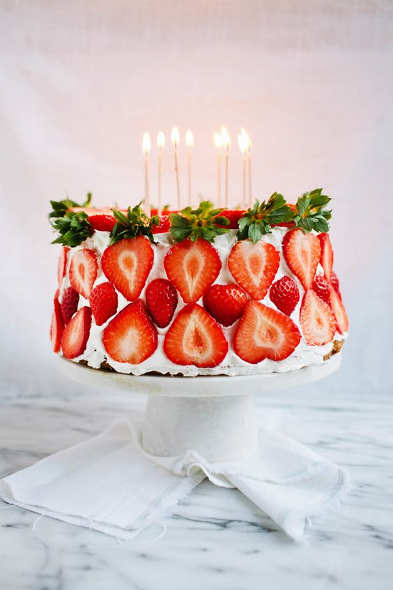 とにかくイチゴが好きな友達へ贈るお誕生日ケーキ写真