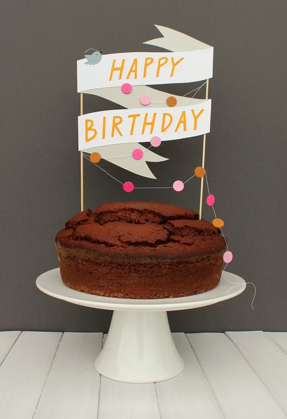 手作りの飾付けで気持ちを伝えるお誕生日ケーキ写真